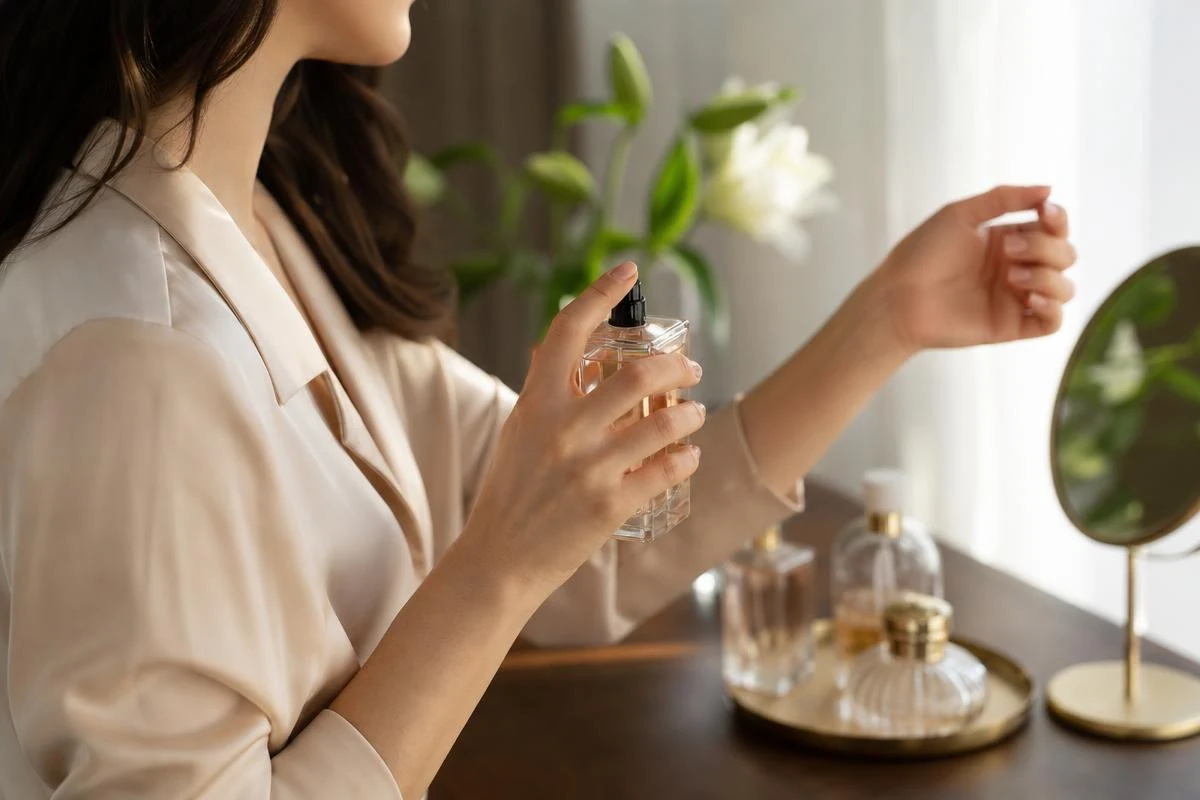 عطر را روی لباس بزنیم یا روی پوست
